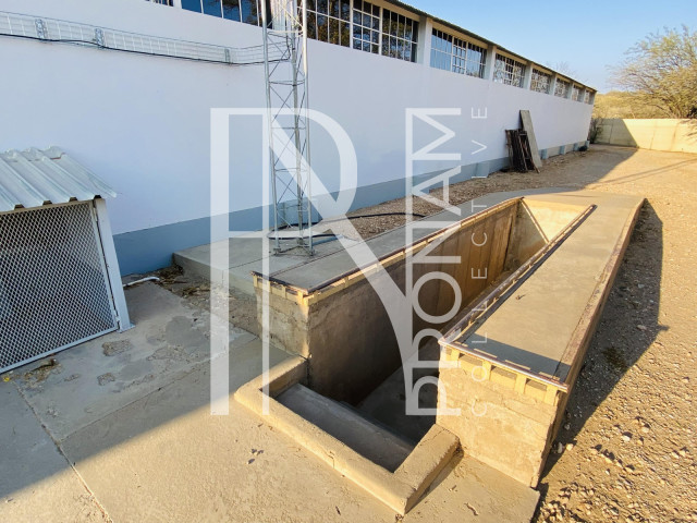 On the back of the big hall a service pit