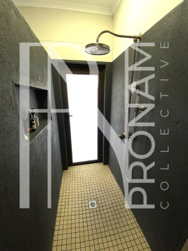 A shower with exit to the garden