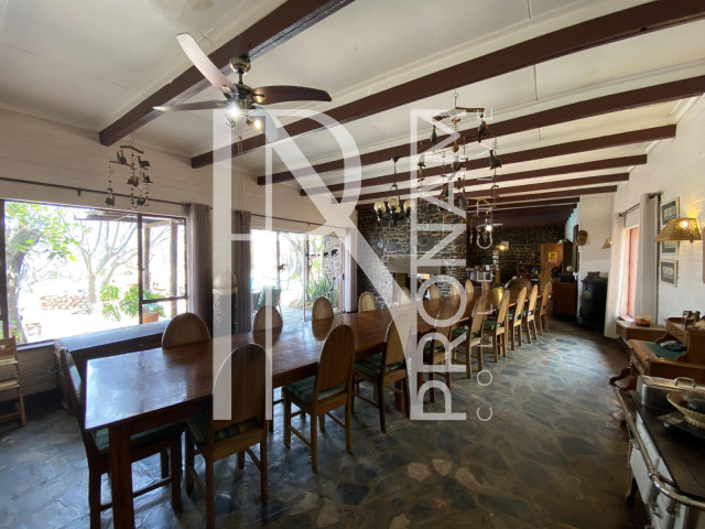 A massive dinning table for all the guests. That greates a familiar atmosphere and is one of the concepts.