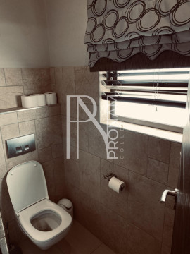 The toilet of the master bedroom